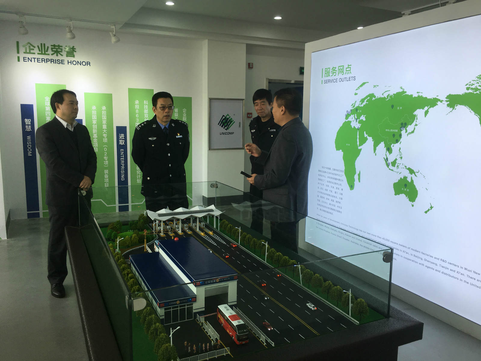 熱烈歡迎新吳區(qū)副區(qū)長(zhǎng)、區(qū)公安局長(zhǎng)丁旭東蒞臨日聯(lián)科技參觀調(diào)研！